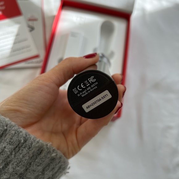 NWT 100 % authentic medicube device AG-R Booster H comes with 3 free samples - Picture 5 of 14